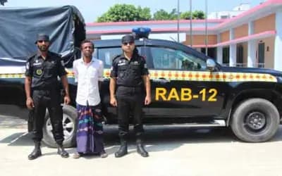 র‌্যাব-১২ কর্তৃক সিরাজগঞ্জের হানিফ হত্যা মামলার আসামি মোঃ সালাউদ্দিন গ্রেফতার।