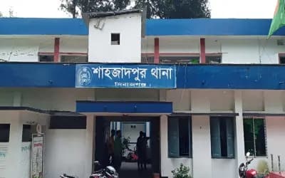 সিরাজগঞ্জ শাহজাদপুর থানায় ছাত্রদল নেতাদের হামলা ও ফোন ভাঙচুর