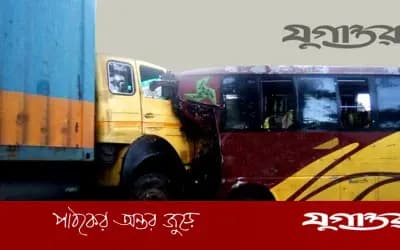 যাত্রীবাহী বাসে ট্রাকের ধাক্কা, চালকসহ নিহত ২