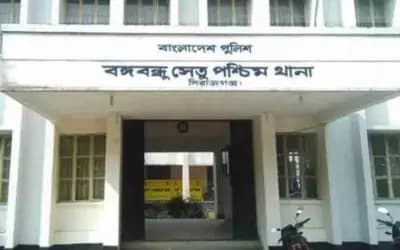 সিরাজগঞ্জে ট্রাকের ধাক্কায় বাস চালকসহ নিহত ২