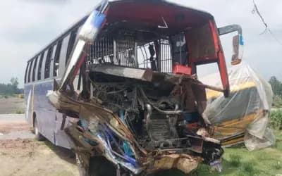 সিরাজগঞ্জে ট্রাকের ধাক্কায় বাসচালকসহ নিহত ২, আহত ৮
