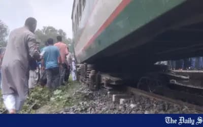 সিরাজগঞ্জে সিল্কসিটি এক্সপ্রেস লাইনচ্যুত, উত্তরবঙ্গের সঙ্গে ঢাকার রেল যোগাযোগ বন্ধ