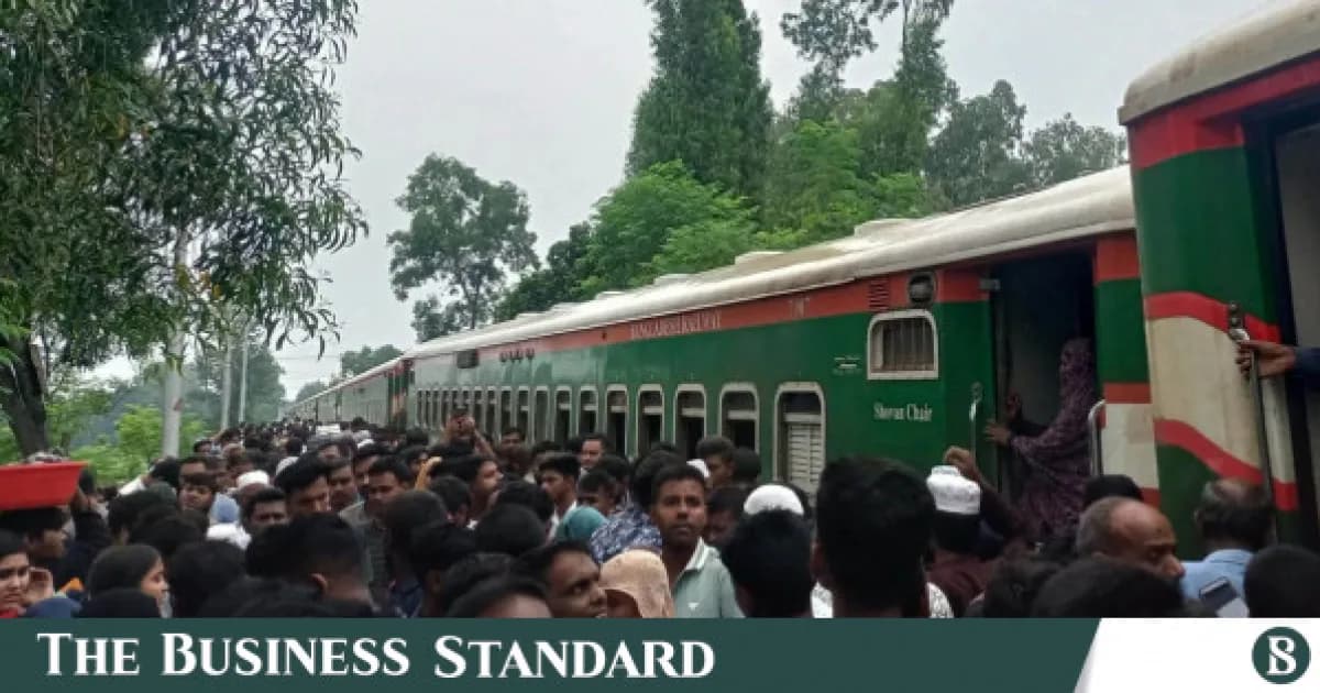 সিরাজগঞ্জে সিল্কসিটি এক্সপ্রেস লাইনচ্যুত, ঢাকার সঙ্গে উত্তরবঙ্গের রেল যোগাযোগ বিচ্ছিন্ন