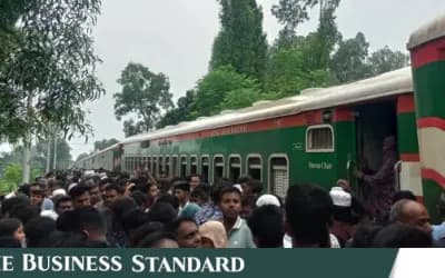 সিরাজগঞ্জে সিল্কসিটি এক্সপ্রেস লাইনচ্যুত, ঢাকার সঙ্গে উত্তরবঙ্গের রেল যোগাযোগ বিচ্ছিন্ন