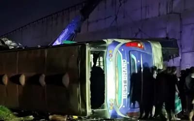 সিরাজগঞ্জে মধ্যরাতে বাস-ট্রাক সংঘর্ষে নিহত ২, আহত ১০