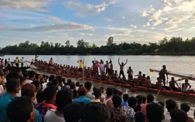 রায়গঞ্জে ঐতিহ্যবাহী নৌকা বাইচ, ফুলজোড়ের দুই পাড়ে জনস্রোত, বিজয়ী আল-মদিনা