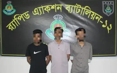 র‌্যাব-১২ এর অভিযানে বেলকুচি থানা এলাকা হতে অনলাইন জুয়া চক্রের ০৩ জন সদস্য গ্রেফতার
