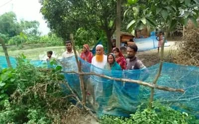 তাড়াশে গ্রাম্য বিরোধে একমাত্র রাস্তায় বেড়া দিয়ে অবরুদ্ধ দুটি পরিবার