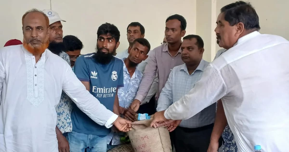সিরাজগঞ্জে ২ হাজার ২০০ কৃষকের মাঝে বিনামূল্যে আমন ধানের বীজ ও সার বিতরণ