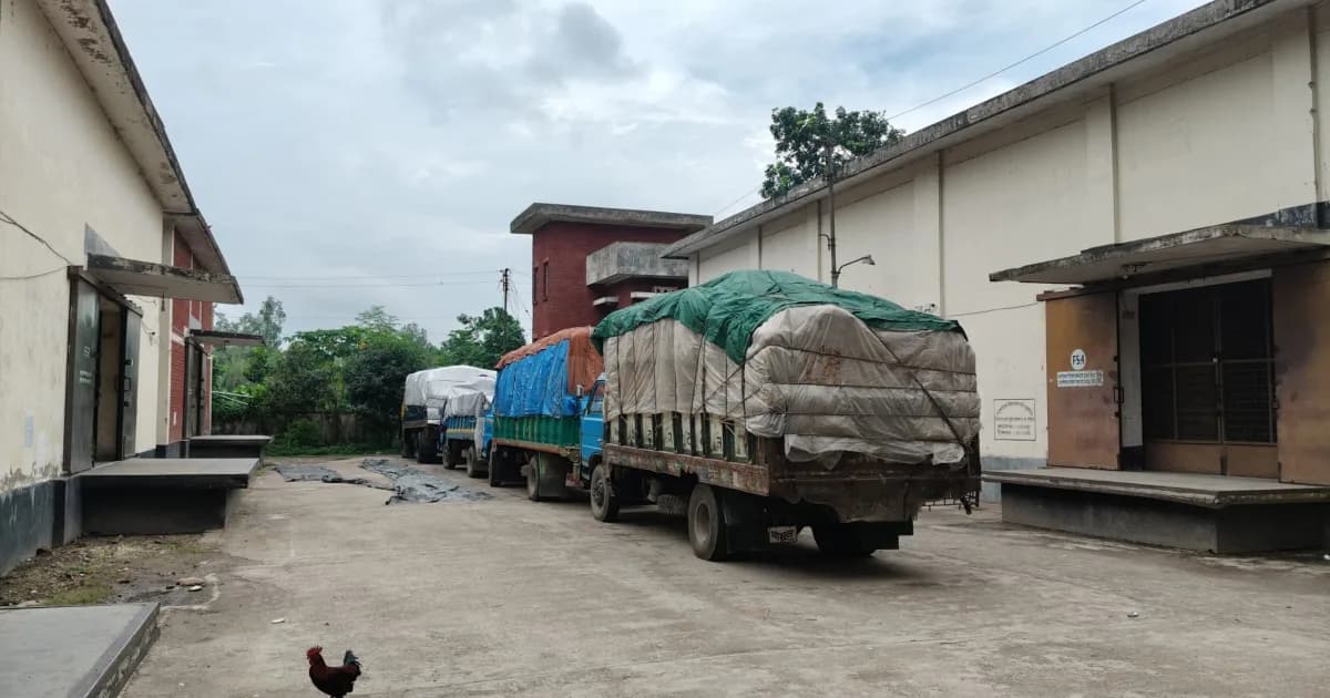 রায়গঞ্জে বস্তা সংকটে ধান-চাল সংগ্রহ ব্যাহত, গুদাম থেকে ফিরছেন কৃষক