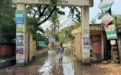 হাসপাতাল চত্বরে জলাবদ্ধতা দুর্ভোগে রোগী ও স্বজনেরা