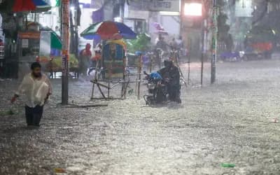 রাতের বৃষ্টিতে জলাবদ্ধ ঢাকার সড়ক