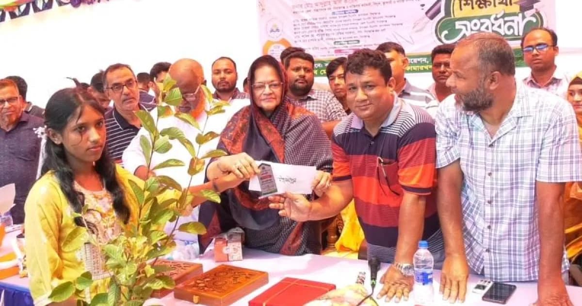 সিরাজগঞ্জে ছাত্র-ছাত্রীদের মাঝে গাছের চারা ও বৃত্তি প্রদান