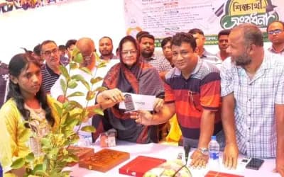 সিরাজগঞ্জে ছাত্র-ছাত্রীদের মাঝে গাছের চারা ও বৃত্তি প্রদান