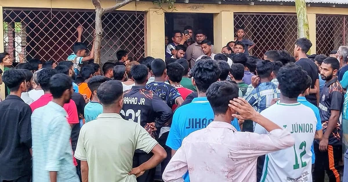 শেরপুরে শিক্ষকদের কক্ষে রেখে তালা ঝুলিয়ে দেয় ফেল করা শিক্ষার্থীরা