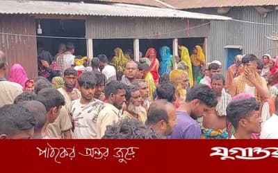 বাবার কোলে থাকা ৫ বছরের শিশুকে কুপিয়ে হত্যা