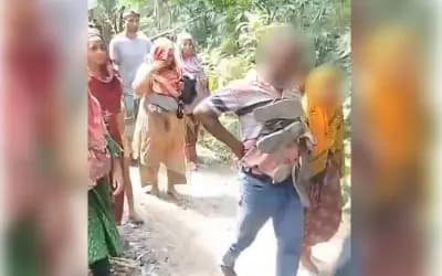 এক নারী ও গ্রাম পুলিশকে বেঁধে নির্যাতন, গলায় জুতার মালা পরিয়ে ঘোরানো হয় গ্রাম