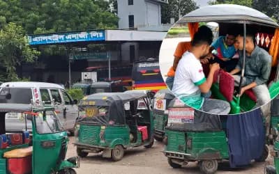 সিরাজগঞ্জে গ্যাস সংকট: ২৪ ঘণ্টার বেশি লাইনে চালকরা, সময় কাটছে লুডু খেলে