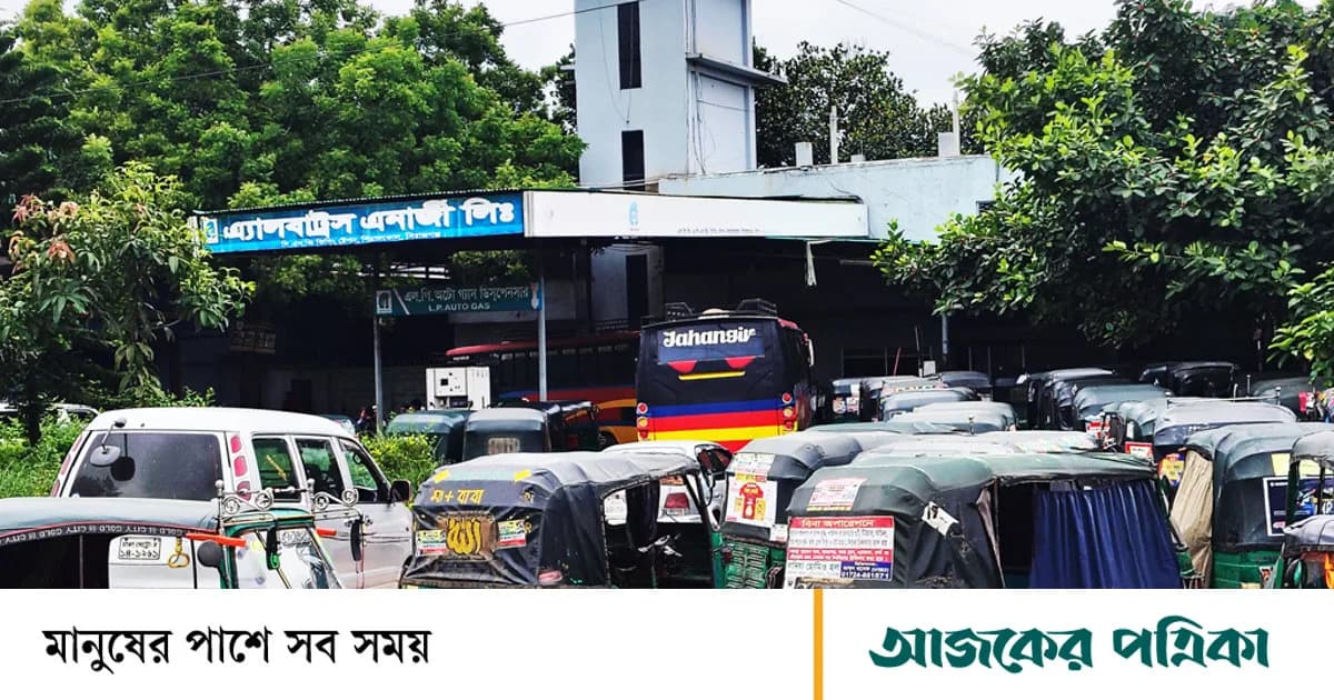 সিরাজগঞ্জে ফিলিং স্টেশনে গ্যাস পেতে গাড়ির দীর্ঘ সারি