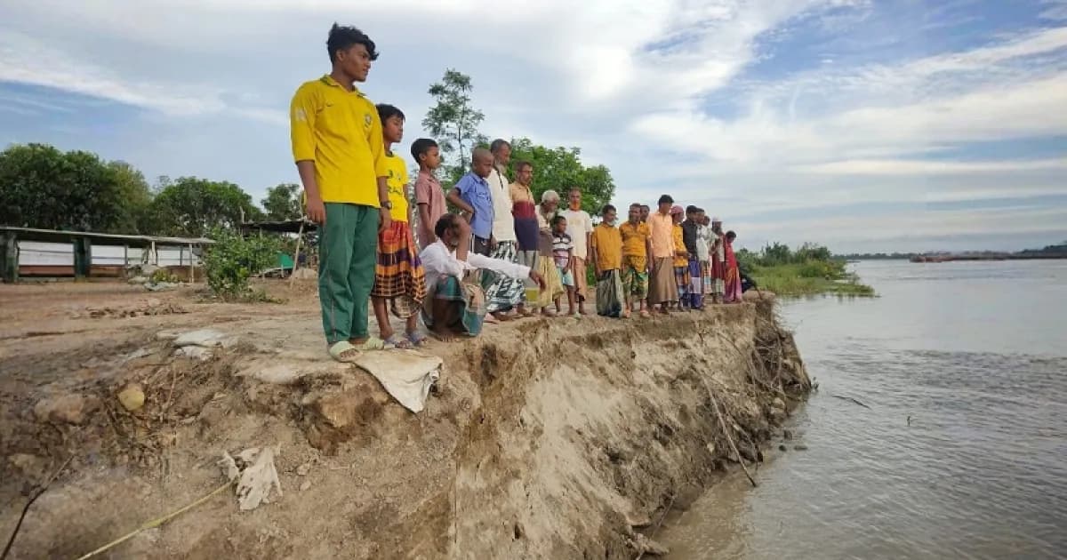 শাহজাদপুরে যমুনার ভাঙন রোধে বস্তা ফেলার দাবিতে মানববন্ধন