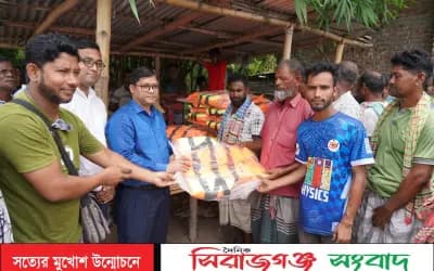 মিডিল চরে যাতায়াতকারীদের নিরাপত্তায় লাইফ জ্যাকেট দিলেন রাসিক প্রশাসক