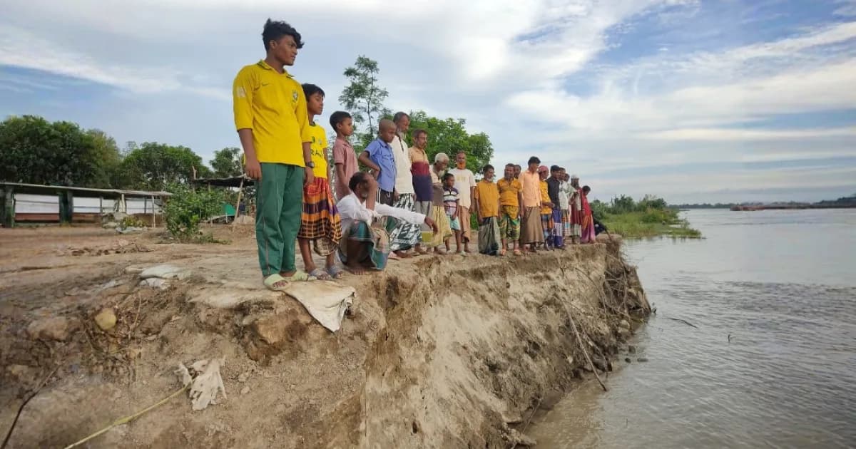 সিরাজগঞ্জের শাহজাদপুরে যমুনার ভাঙন রোধে বস্তা ফেলার দাবিতে মানববন্ধন | সারাদেশ | বাংলা এডিশন