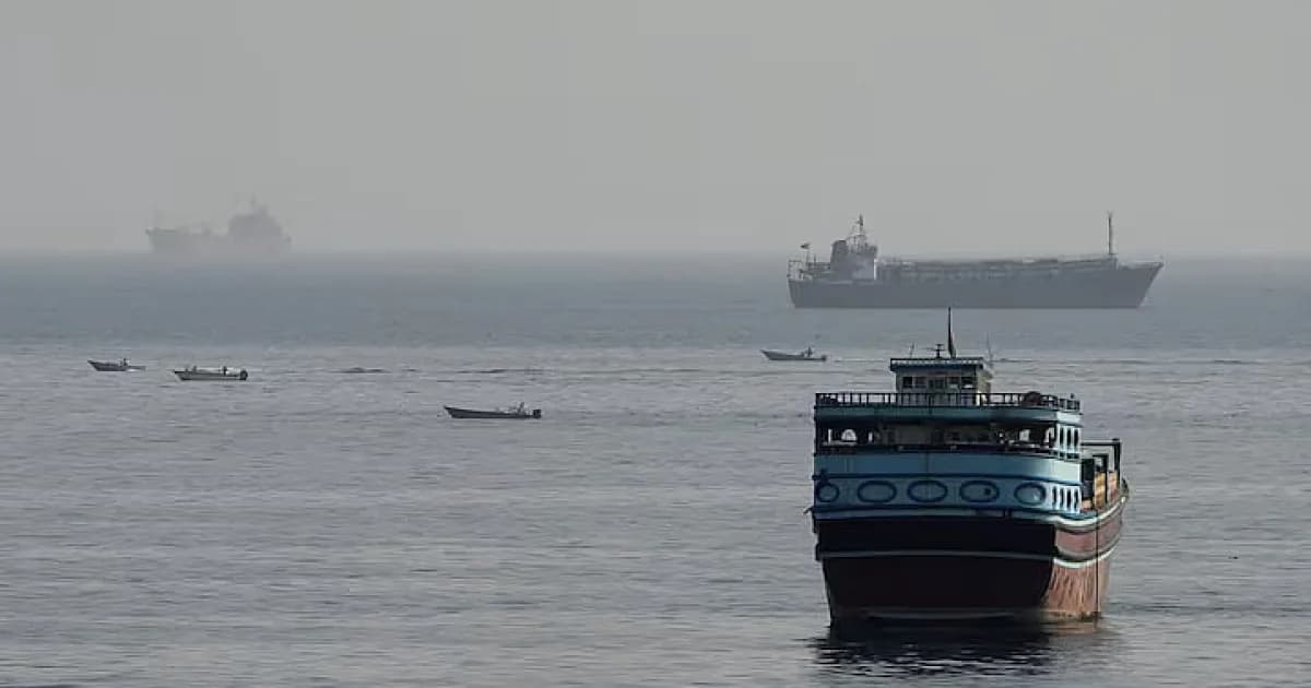 ইরান ও যুক্তরাষ্ট্রের পাল্টাপাল্টি দাবি, হরমুজ প্রণালি আসলে কার নিয়ন্ত্রণে