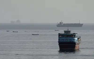 ইরান ও যুক্তরাষ্ট্রের পাল্টাপাল্টি দাবি, হরমুজ প্রণালি আসলে কার নিয়ন্ত্রণে