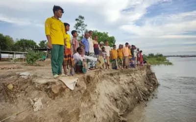 যমুনা নদীর ভাঙন রোধে মানববন্ধন
