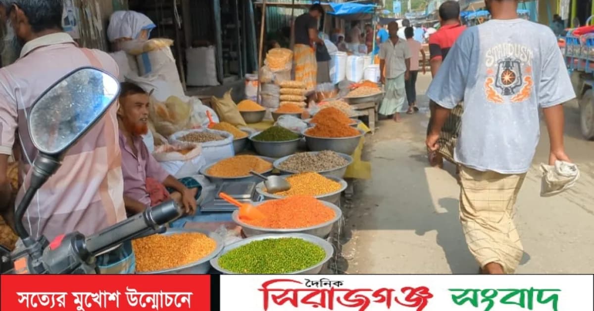 এনায়েতপুরের ঐতিহ্যবাহী আন্তঃজেলা হাটে জমজমাট কেনাবেচা