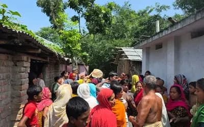 তারে গামছা শুকাতে দিতে গিয়ে পুত্রবধূ বিদ্যুৎস্পৃষ্ট, বাঁচাতে গিয়ে মারা গেলেন শ্বশুরও