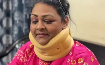 অতিরিক্ত ফোন ব্যবহার করে হাসপাতালে নায়িকা, অস্ত্রোপচার করাতে হয়েছে