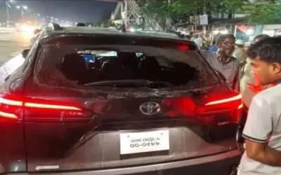 সিরাজগঞ্জে সংসদ সদস্য আয়নুল হকের গাড়িতে হামলা, ভাঙচুর