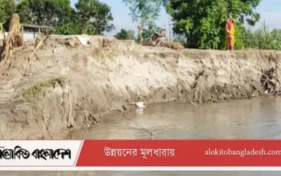 সিরাজগঞ্জে যমুনার ভাঙনে নিঃস্ব বহু পরিবার, চলছে ত্রাণ বিতরণ