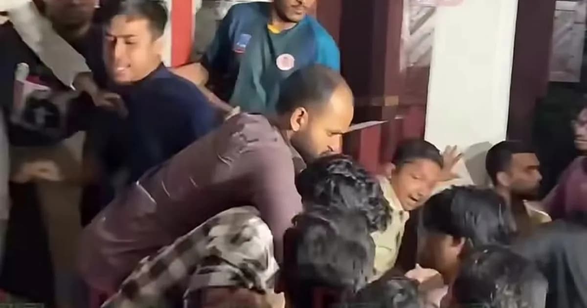 ঢাবিতে প্রাধ্যক্ষকে অবরুদ্ধ ও বের করা নিয়ে ছাত্রশিবির–ছাত্রদলের মারামারি