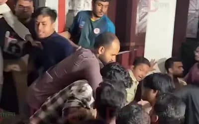 ঢাবিতে প্রাধ্যক্ষকে অবরুদ্ধ ও বের করা নিয়ে ছাত্রশিবির–ছাত্রদলের মারামারি