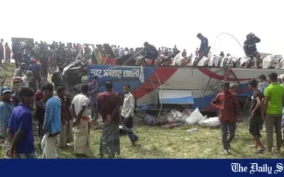 সিরাজগঞ্জে সড়ক দুর্ঘটনায় নিহত ৩, আহত ২০