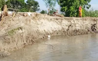 সিরাজগঞ্জে যমুনার ভাঙনে নিঃস্ব বহু পরিবার চলছে ত্রাণ বিতরণ