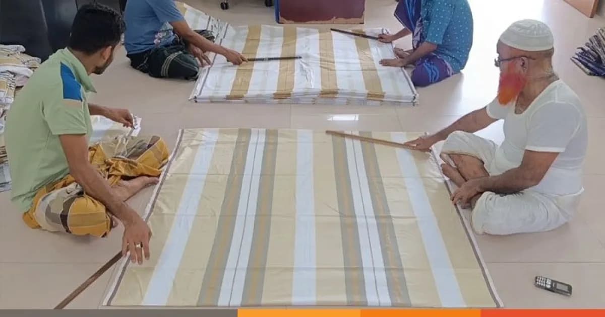 দক্ষ তাঁতিদের হাতে বেঁচে আছে সিরাজগঞ্জের বিখ্যাত লুঙ্গি