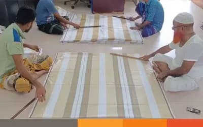দক্ষ তাঁতিদের হাতে বেঁচে আছে সিরাজগঞ্জের বিখ্যাত লুঙ্গি