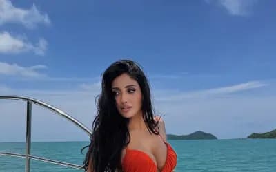 লাল বিকিনিতে ছবি দিয়ে মিথিলা লিখলেন, ‘এশিয়ান সুইম উইক’