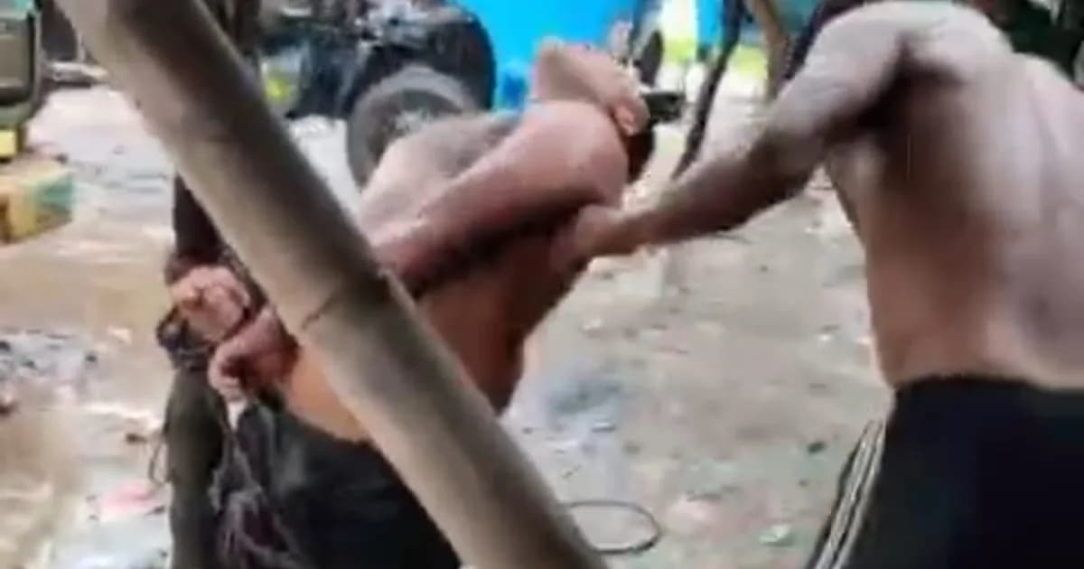 সিরাজগঞ্জে চোর সন্দেহে যুবককে গাছের সাথে বেঁধে মারপিট