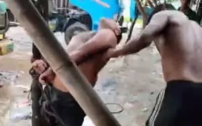 সিরাজগঞ্জে চোর সন্দেহে যুবককে গাছের সাথে বেঁধে মারপিট