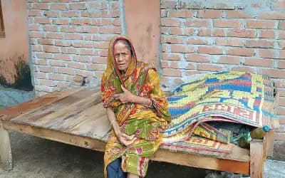 গুদামঘরের বারান্দাই শেষ আশ্রয় বৃদ্ধ শাহাবানুর
