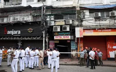 কলকাতার হোটেলে আগুনের ঘটনায় ইজারাদার গ্রেপ্তার, জিজ্ঞাসাবাদের জন্য দুই কর্মীকে আটক