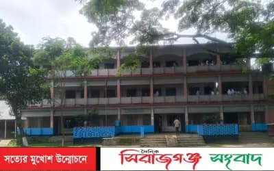 সিরাজগঞ্জে বয়রা ভেন্নাবাড়ী উচ্চ বিদ্যালয়ের খেলার মাঠ এখন দুর্গন্ধযুক্ত ডোবা,দ্রুত সংস্কার দাবি