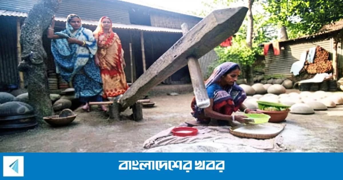 সিরাজগঞ্জে প্রযুক্তির ছোঁয়ায় হারিয়ে যাচ্ছে ঢেঁকি