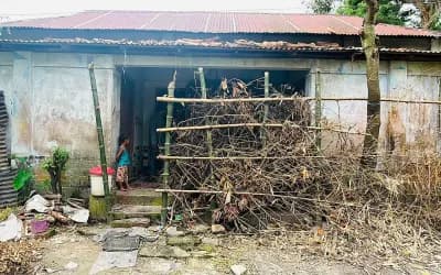 জমি নিয়ে বিরোধে যাতায়াতের পথে বেড়া, দুই সপ্তাহ অবরুদ্ধ একটি পরিবার
