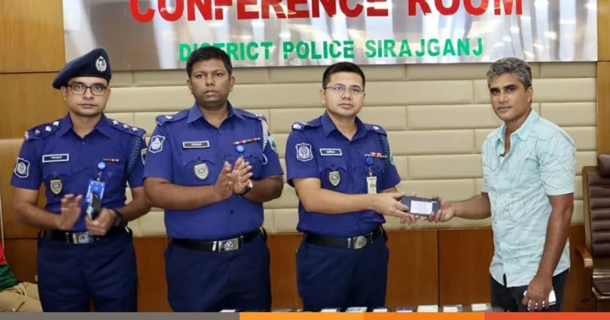 সিরাজগঞ্জে ৫৩টি মোবাইল উদ্ধার করে মালিকদের ফিরিয়ে দিলো পুলিশ