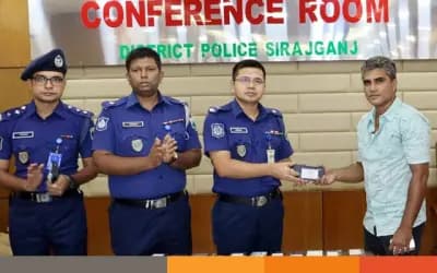 সিরাজগঞ্জে ৫৩টি মোবাইল উদ্ধার করে মালিকদের ফিরিয়ে দিলো পুলিশ